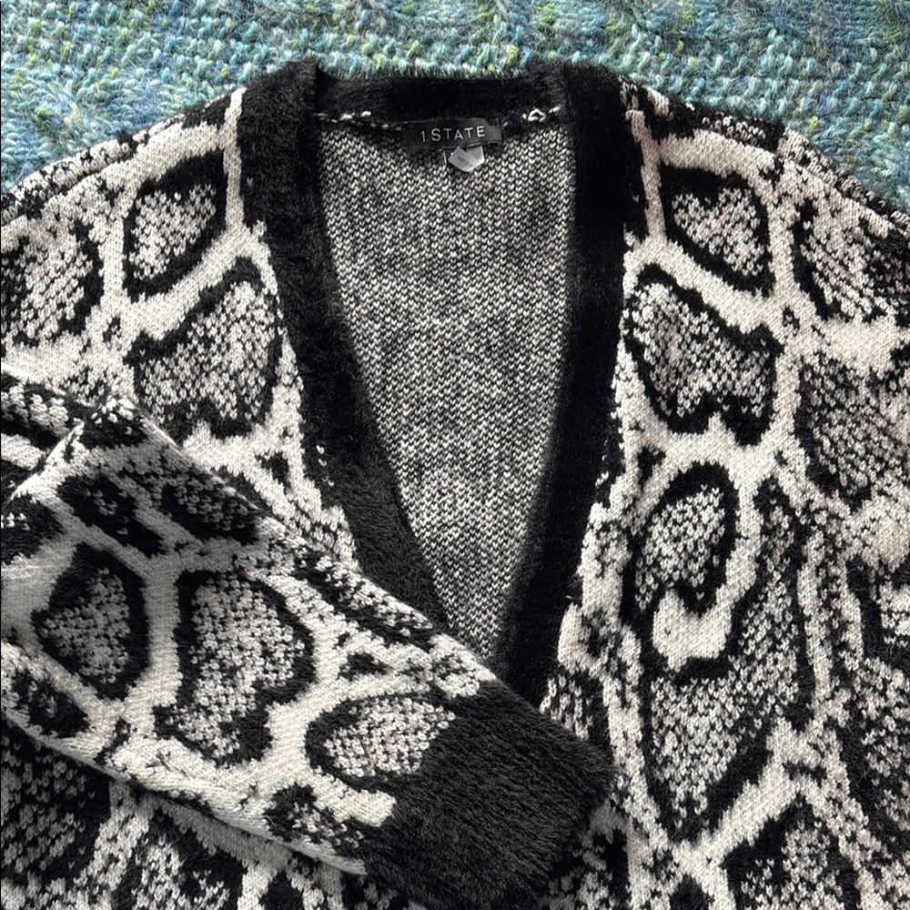1 State Black & White Snake Open-Front Eyelash-Trim Cardigan Sweater EUC Size L